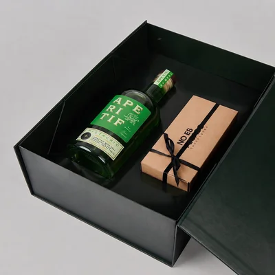 Box Premium Licor Aperitif Pistachio + Caja de Chocolates No Es Pecado